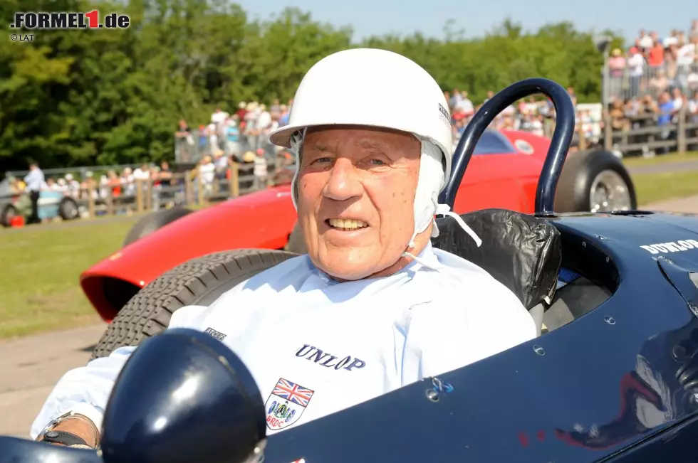 Auch im gestandenen Alter von über 80 Jahren setzt sich Moss bei historischen Events noch gerne ans Steuer eines Rennwagens. Am 17. September 2014 feiert er seinen 85 Geburtstag. Happy Birthday Sir Stirling! Foto zur News: Auch im gestandenen Alter von über 80 Jahren setzt sich Moss bei historischen Events noch gerne ans Steuer eines Rennwagens. Am 17. September 2014 feiert er seinen 85 Geburtstag. Happy Birthday Sir Stirling!