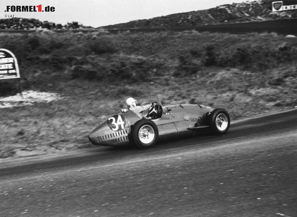 Foto zur News: 1953 sitzt Moss beim Grand Prix der Niederlande in Zandvoort (Foto) noch im Connaught, wechselt dann aber zu Cooper, wo sich erste Erfolge einstellen: Platz sechs beim Großen Preis von Deutschland auf dem Nürburgring