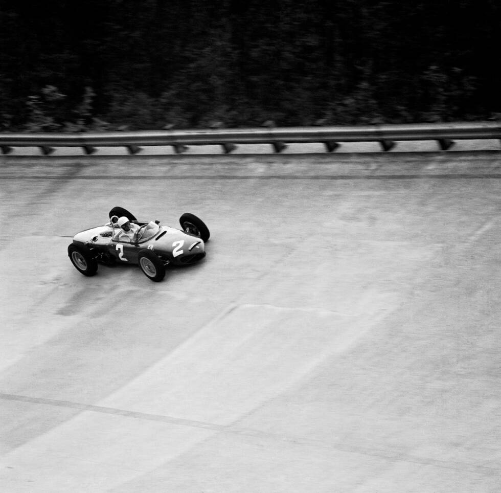 Foto zur News: Foto 2/10: Sieger beim letzten Formel-1-Rennen mit den Steilkurven wurde im Jahr 1961 Phil Hill. Wolfgang Reichsgraf Berghe von Trips hätte schon ein dritter Platz gereicht, um erster deutscher Weltmeister zu werden. Stattdessen raste er in der Parabolica in den Tod - und riss 15 Zuschauer mit.