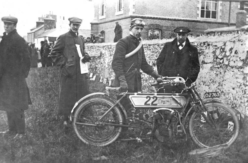 Foto zur News: Foto 5/10: Bereits 1907 wurde die Isle of Man TT zum ersten Mal ausgetragen. Premierensieger bei den Zweizylindern war Rem Fowler mit seiner Norton mit Peugeot-Motor.