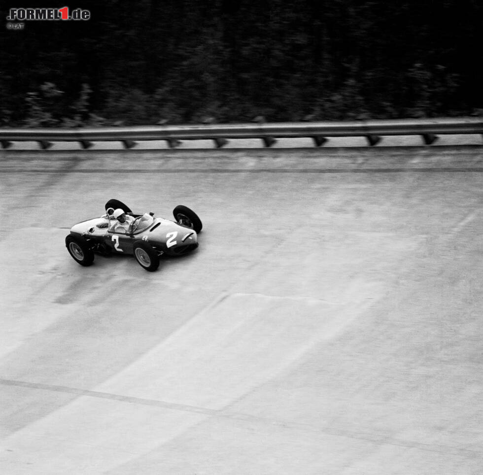 Foto zur News: Foto 2/10: Sieger beim letzten Formel-1-Rennen mit den Steilkurven wurde im Jahr 1961 Phil Hill. Wolfgang Reichsgraf Berghe von Trips hätte schon ein dritter Platz gereicht, um erster deutscher Weltmeister zu werden. Stattdessen raste er in der Parabolica in den Tod - und riss 15 Zuschauer mit.