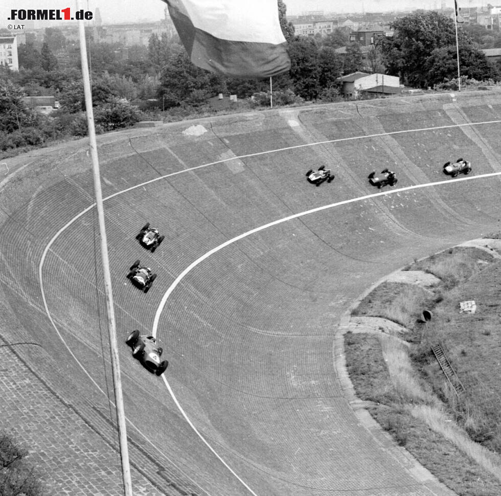 Foto zur News: Motorsport-Weltwunder #2, Foto 3/10: Auf der Berliner AVUS (kurz für Automobilverkehrs- und Übungsstraße) gewann Tony Brooks 1959 das einzige Formel-1-Rennen. Aus politischen Gründen wurde der Grand Prix von Deutschland in Zeiten des Kalten Krieges statt auf dem Nürburgring im geteilten Berlin ausgetragen.