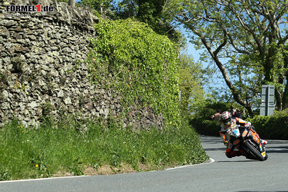 Foto zur News: Motorsport-Weltwunder #3, Foto 4/10: Auf dem 60,7 Kilometer langen Snaefell Mountain Course wird jährlich die Isle of Man TT ausgetragen. Es handelt sich dabei um öffentliche Straßen, die den höchsten Berg der Insel, den Snaefell (621 Meter), passieren. Das Rennen gilt als eine der gefährlichsten Motorsportveranstaltungen der Welt.