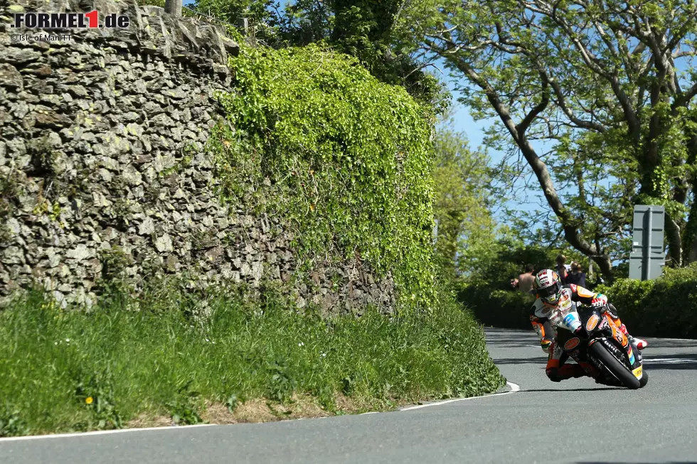 Motorsport-Weltwunder #3, Foto 4/10: Auf dem 60,7 Kilometer langen Snaefell Mountain Course wird jährlich die Isle of Man TT ausgetragen. Es handelt sich dabei um öffentliche Straßen, die den höchsten Berg der Insel, den Snaefell (621 Meter), passieren. Das Rennen gilt als eine der gefährlichsten Motorsportveranstaltungen der Welt. Foto zur News: Motorsport-Weltwunder #3, Foto 4/10: Auf dem 60,7 Kilometer langen Snaefell Mountain Course wird jährlich die Isle of Man TT ausgetragen. Es handelt sich dabei um öffentliche Straßen, die den höchsten Berg der Insel, den Snaefell (621 Meter), passieren. Das Rennen gilt als eine der gefährlichsten Motorsportveranstaltungen der Welt.