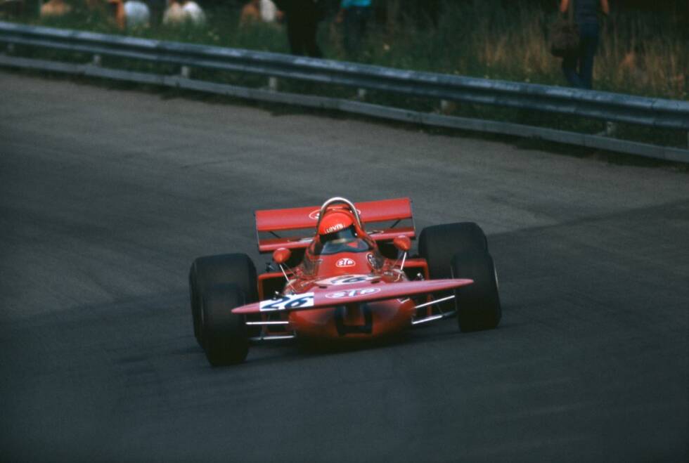Foto zur News: Die Aerodynamik des March 711, hier mit Niki Lauda beim Grand Prix von Österreich 1971, wurde von Frank Costin entwickelt. Der ungewöhnliche Frontflügel wurde von der Presse als &quot;Teetablett&quot; veräppelt. Immerhin: Ronnie Peterson holte mit dem Auto vier zweite Plätze und wurde hinter Jackie Stewart Vize-Champion.
