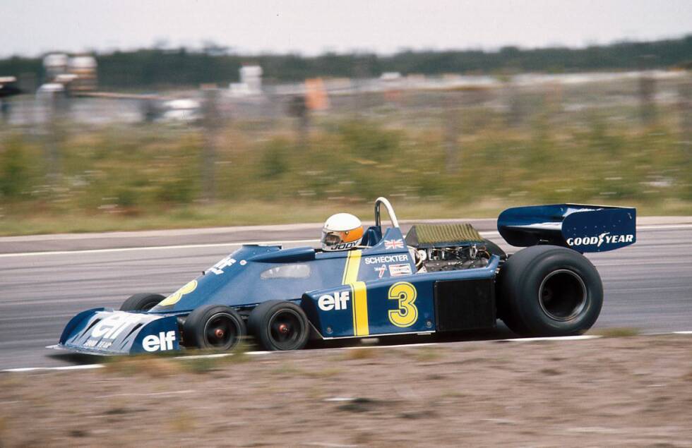 Foto zur News: Der Tyrrell P34 mit sechs Rädern gilt als eines der legendärsten Formel-1-Autos aller Zeiten. Die Grundidee war, durch schmälere Vorderreifen den Luftwiderstand zu reduzieren, was jedoch gleichzeitig weniger Reifen-Auflagefläche bedeutete. Also entwickelte Derek Gardner eine zweite Vorderachse für zwei zusätzliche Reifen und zusätzlichen Grip. Jody Scheckter und Patrick Depailler feierten in Schweden 1976 einen Doppelsieg. Letztendlich scheiterte das risikoreiche Konzept aber auch an der Entwicklung der speziellen Reifen, die für Goodyear auf lange Sicht nicht rentabel war.