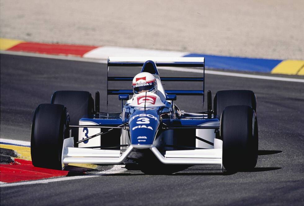 Foto zur News: Den Tyrrell-Designern Harvey Postlethwaite und Jean-Claude Migeot kam vor der Saison 1990 die Idee, dass man auch ohne seitliche Schürzen mit dem Unterboden die Aerodynamik beeinflussen könnte. Allerdings war dafür erforderlich, einen Luftstrom unter das Chassis zu bekommen. Die hohe Nase, heute Standard in der Formel 1, war geboren.