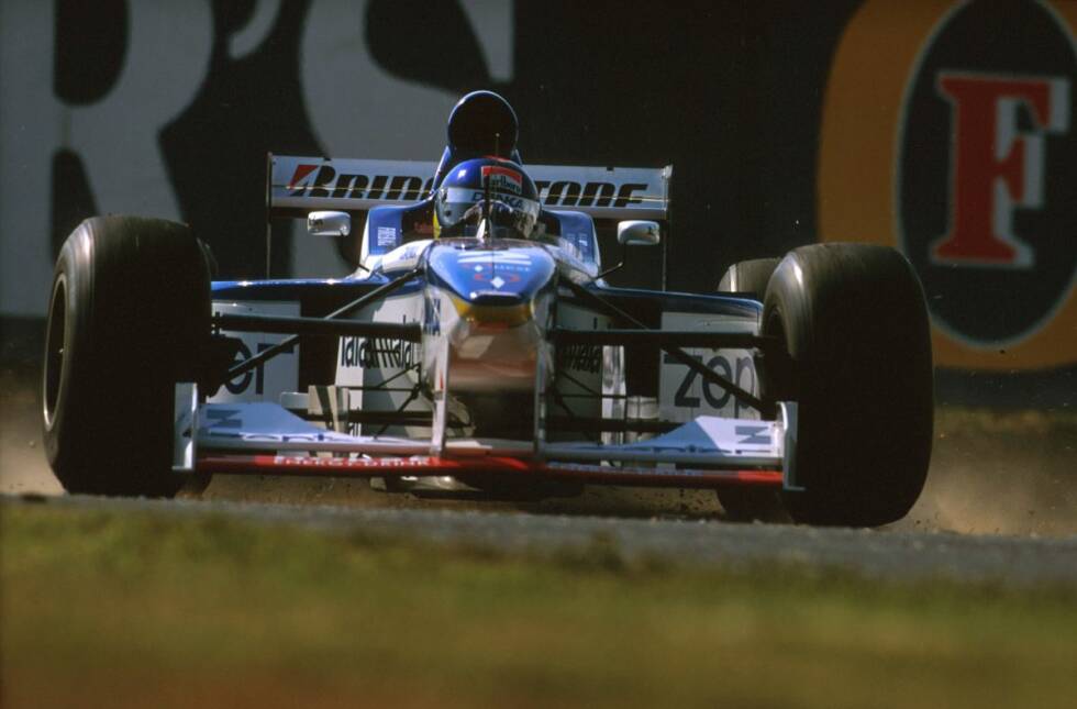 Foto zur News: Die vielleicht höchste Nase der Formel-1-Geschichte entwickelte das Arrows-Team für die Saison 1997. Dass Ex-Weltmeister Damon Hill mit dem A18 beinahe den Grand Prix von Ungarn gewonnen hätte, lag aber weder an der hohen Nase noch am schwachbrüstigen Yamaha-Motor, sondern vor allem an den Bridgestone-Reifen, die der Konkurrenz von Goodyear überlegen waren.