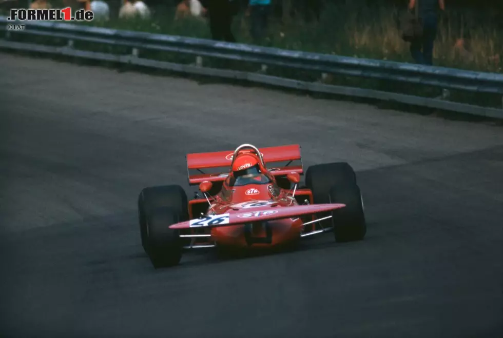 Die Aerodynamik des March 711, hier mit Niki Lauda beim Grand Prix von Österreich 1971, wurde von Frank Costin entwickelt. Der ungewöhnliche Frontflügel wurde von der Presse als "Teetablett" veräppelt. Immerhin: Ronnie Peterson holte mit dem Auto vier zweite Plätze und wurde hinter Jackie Stewart Vize-Champion. Foto zur News: Die Aerodynamik des March 711, hier mit Niki Lauda beim Grand Prix von Österreich 1971, wurde von Frank Costin entwickelt. Der ungewöhnliche Frontflügel wurde von der Presse als "Teetablett" veräppelt. Immerhin: Ronnie Peterson holte mit dem Auto vier zweite Plätze und wurde hinter Jackie Stewart Vize-Champion.
