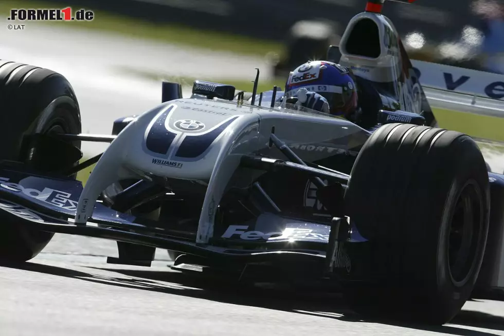 Als "Hammerhai" ging der Williams FW26 aus der Saison 2004 in die Formel-1-Geschichte ein. Entwickelt wurde die ungewöhnliche Lösung, die ein wenig an so manches 2014er-Design erinnert, von Antonia Terzi. Die Italienerin hatte bei Ferrari unter Rory Byrne gelernt und wurde anschließend zur Williams-Chefdesignerin befördert. Am Saisonende 2004 war sie ihren Job wegen des Flops aber los - und das Team baute auf eine konventionelle Nase zurück. Foto zur News: Als "Hammerhai" ging der Williams FW26 aus der Saison 2004 in die Formel-1-Geschichte ein. Entwickelt wurde die ungewöhnliche Lösung, die ein wenig an so manches 2014er-Design erinnert, von Antonia Terzi. Die Italienerin hatte bei Ferrari unter Rory Byrne gelernt und wurde anschließend zur Williams-Chefdesignerin befördert. Am Saisonende 2004 war sie ihren Job wegen des Flops aber los - und das Team baute auf eine konventionelle Nase zurück.