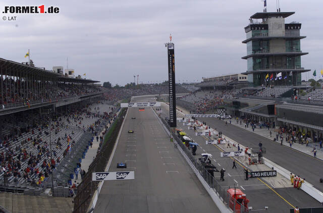 24.09.2000: Grand Prix der USA in Indianapolis. Das erste Premierenrennen der Formel 1 nach der Jahrtausendwende ist eigentlich keines. Einen Großen Preis der USA hatten schon mehrere Rennstrecken ausgerichtet, und zwischen 1950 und 1960 zählte das Indianapolis 500 zur Formel 1. Doch 2000 gingen die Piloten erstmals auf der 4,129 Kilometer langen Strecke an den Start, die das berühmte Oval mit einem Straßenkurs verbindet.