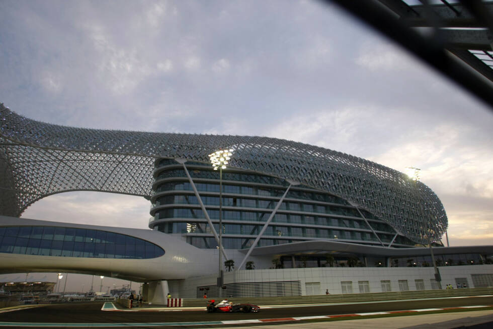 Foto zur News: 01.11.2009: Grand Prix von Abu Dhabi. Auch bei der nächsten Premiere fährt die Formel 1 bei Dunkelheit - allerdings nicht das gesamte Rennen. Mit dem Start in der Abenddämmerung und der Zielankunft im Dunkeln ist der Grand Prix auf dem 5,554 Kilometer langen Yas Marina Circuit mit seiner spektakulären Architektur einzigartig. 2010 erlebt der Kurs, auf dem auch schon mehrmals getestet wurde, ein denkwürdiges Saisonfinale, bei dem Sebastian Vettel Fernando Alonso den schon sicher geglaubten WM-Titel entreißt. 2014 ist Abu Dhabi erneut Finalrennen und wird durch die Vergabe doppelter WM-Punkte zusätzlich aufgewertet.