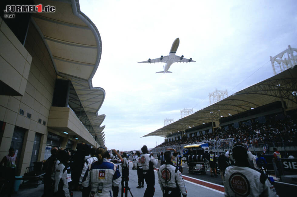 04.04.2004: Grand Prix von Bahrain in Sachir. Im Inselreich im Persischen Golf beginnt 2004 Bernie Ecclestones Traum von 1001 Nacht. Der 5,412 Kilometer lange Kurs - nur 2010 wird die 6,299 Kilometer lange Version befahren - kommt bei den Fahrern gut an, das Rennen ist aber aufgrund der politischen Situation vor Ort umstritten und muss 2011 sogar abgesagt werden. An Bahrains Platz im Formel-1-Kalender konnte diese Kontroverse aber nicht rütteln, zumal sich das Land die Formel 1 einiges kosten lässt. Unter anderem eine Beleuchtungsanlage, die Bahrain 2014 erstmals zu einem Nachtrennen macht. 04.04.2004: Grand Prix von Bahrain in Sachir. Im Inselreich im Persischen Golf beginnt 2004 Bernie Ecclestones Traum von 1001 Nacht. Der 5,412 Kilometer lange Kurs - nur 2010 wird die 6,299 Kilometer lange Version befahren - kommt bei den Fahrern gut an, das Rennen ist aber aufgrund der politischen Situation vor Ort umstritten und muss 2011 sogar abgesagt werden. An Bahrains Platz im Formel-1-Kalender konnte diese Kontroverse aber nicht rütteln, zumal sich das Land die Formel 1 einiges kosten lässt. Unter anderem eine Beleuchtungsanlage, die Bahrain 2014 erstmals zu einem Nachtrennen macht.