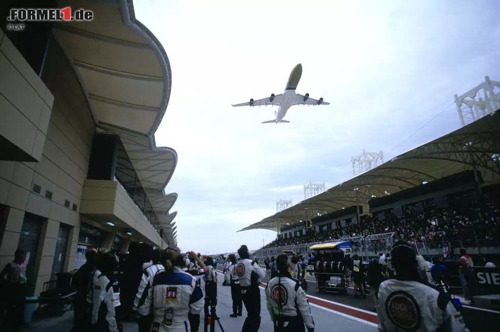 Foto zur News: 04.04.2004: Grand Prix von Bahrain in Sachir. Im Inselreich im Persischen Golf beginnt 2004 Bernie Ecclestones Traum von 1001 Nacht. Der 5,412 Kilometer lange Kurs - nur 2010 wird die 6,299 Kilometer lange Version befahren - kommt bei den Fahrern gut an, das Rennen ist aber aufgrund der politischen Situation vor Ort umstritten und muss 2011 sogar abgesagt werden. An Bahrains Platz im Formel-1-Kalender konnte diese Kontroverse aber nicht rütteln, zumal sich das Land die Formel 1 einiges kosten lässt. Unter anderem eine Beleuchtungsanlage, die Bahrain 2014 erstmals zu einem Nachtrennen macht.