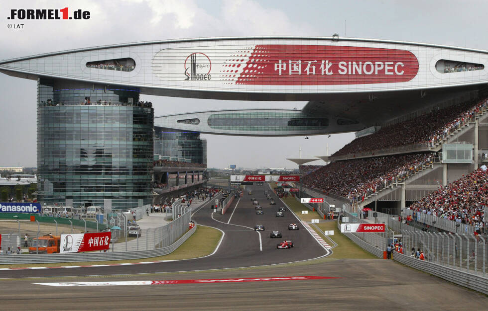 26.09.2004: Grand Prix von China in Schanghai. Ebenfalls im Jahr 2004 wagt die Formel 1 den Sprung auf den für die Hersteller wichtigen Markt China. Auf einem früheren Sumpfgebiet errichtet der deutsche Architekt Hermann Tilke eine 5,451 Kilometer lange Strecke, welche den Betrachter mit ihrer gewaltigen Architektur schier erschlägt. Auf den großen Formel-1-Boom wartet China zwar bis heute, aber Schanghai ist aus dem Rennkalender der Formel 1 wegen der wirtschaftlichen Bedeutung des Rennens nicht mehr wegzudenken. 26.09.2004: Grand Prix von China in Schanghai. Ebenfalls im Jahr 2004 wagt die Formel 1 den Sprung auf den für die Hersteller wichtigen Markt China. Auf einem früheren Sumpfgebiet errichtet der deutsche Architekt Hermann Tilke eine 5,451 Kilometer lange Strecke, welche den Betrachter mit ihrer gewaltigen Architektur schier erschlägt. Auf den großen Formel-1-Boom wartet China zwar bis heute, aber Schanghai ist aus dem Rennkalender der Formel 1 wegen der wirtschaftlichen Bedeutung des Rennens nicht mehr wegzudenken.