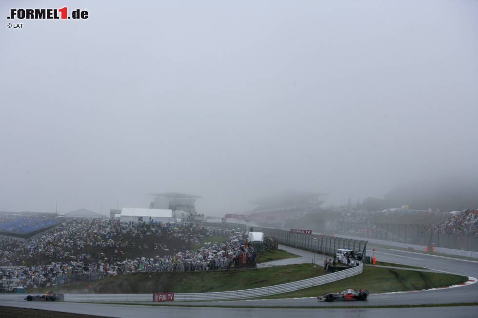 20.09.2007: Grand Prix von Japan in Fuji. Nach 30 Jahren kehrt die Formel 1, vor allem auf Drängen von Toyota, auf den in Firmenbesitz befindlichen Kurs zurück, der 2005 grundlegend umgebaut wurde. Doch schon beim ersten Rennen nach der Rückkehr schlägt das in Fuji oft schlechte Wetter zu, der Grand Prix endet in einem Regenchaos. Auch wegen unzureichender Anfahrtswege und fehlender Hotelbetten in der Umgebung ist das Rennen in Fuji bei den Beteiligsten äußerst unbeliebt. Nach nur zwei Rennen kehrt die Formel 1 2009 wieder dauerhaft nach Suzuka zurück. 20.09.2007: Grand Prix von Japan in Fuji. Nach 30 Jahren kehrt die Formel 1, vor allem auf Drängen von Toyota, auf den in Firmenbesitz befindlichen Kurs zurück, der 2005 grundlegend umgebaut wurde. Doch schon beim ersten Rennen nach der Rückkehr schlägt das in Fuji oft schlechte Wetter zu, der Grand Prix endet in einem Regenchaos. Auch wegen unzureichender Anfahrtswege und fehlender Hotelbetten in der Umgebung ist das Rennen in Fuji bei den Beteiligsten äußerst unbeliebt. Nach nur zwei Rennen kehrt die Formel 1 2009 wieder dauerhaft nach Suzuka zurück.