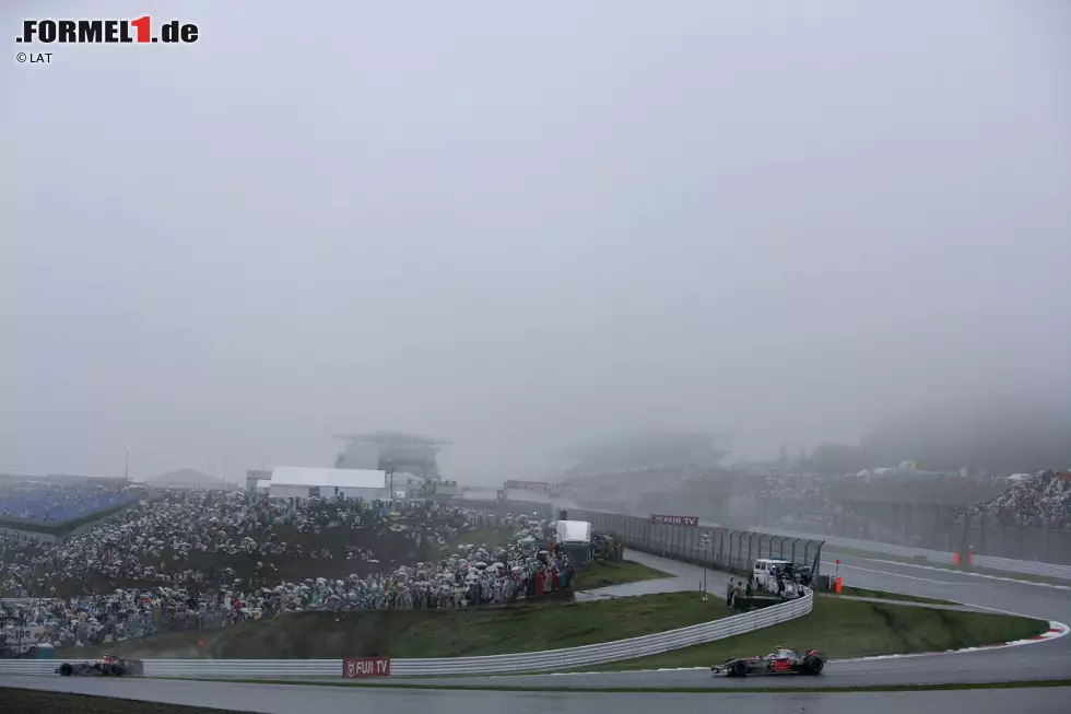 Foto zur News: 20.09.2007: Grand Prix von Japan in Fuji. Nach 30 Jahren kehrt die Formel 1, vor allem auf Drängen von Toyota, auf den in Firmenbesitz befindlichen Kurs zurück, der 2005 grundlegend umgebaut wurde. Doch schon beim ersten Rennen nach der Rückkehr schlägt das in Fuji oft schlechte Wetter zu, der Grand Prix endet in einem Regenchaos. Auch wegen unzureichender Anfahrtswege und fehlender Hotelbetten in der Umgebung ist das Rennen in Fuji bei den Beteiligsten äußerst unbeliebt. Nach nur zwei Rennen kehrt die Formel 1 2009 wieder dauerhaft nach Suzuka zurück.