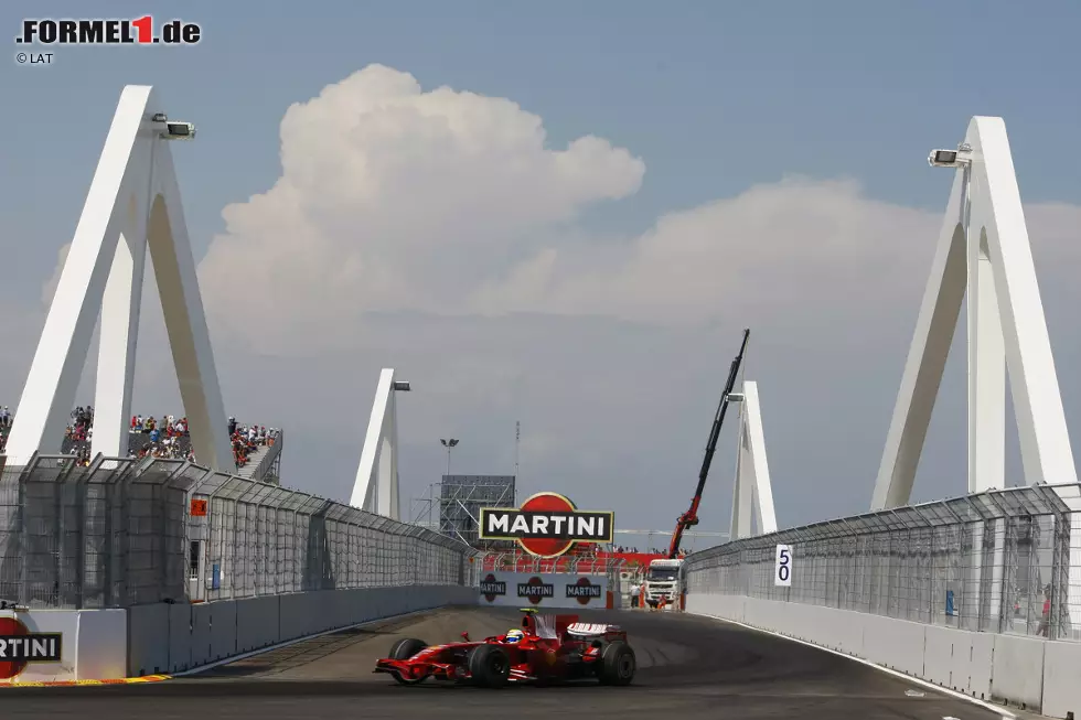 Foto zur News: 24.08.2008: Grand Prix von Europa in Valencia. Im Hafen der spanischen Küstenstadt, der 2007 für die Ausrichtung des America&#039;s Cup errichtet wurde, entsteht ein 5,419 Kilometer langer Stadtkurs, der - einmalig für eine Formel-1-Strecke - über eine Drehbrücke führt. Allerdings sind die Rennen dort meist wenig spannend, weshalb das Rennen bei den Fans recht unbeliebt ist. Lediglich 2011 sorgt Mark Webber mit seiner Flugeinlage für eine Schrecksekunde.