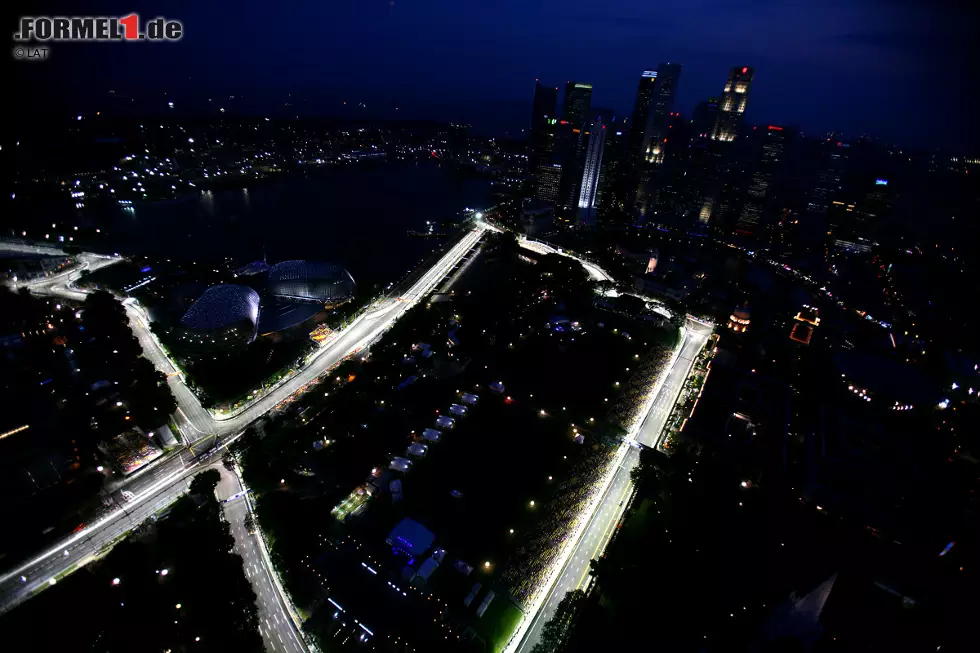 Foto zur News: 28.09.2008: Grand Prix von Singapur. Gut einen Monat nach Valencia findet die nächste Premiere der Formel 1 statt. Im ostasiatischen Stadtstadt fährt die Formel 1 auf dem Stadtkurs an der Marina Bay ihr erstes Nachtrennen. Schnell wird der Grand Prix zu einem der Höhepunkte des Rennjahres und gilt sechs Jahre später fast schon als Klassiker. Daran ändert auch die Crashgate-Affäre 2008 nichts, bei der Nelson Piquet jun. auf Anweisung der Renault-Teamführung absichtlich crasht und so eine Safety-Car-Phase auslöst, die seinem Teamkollegen Fernando Alonso zum Sieg verhilft.