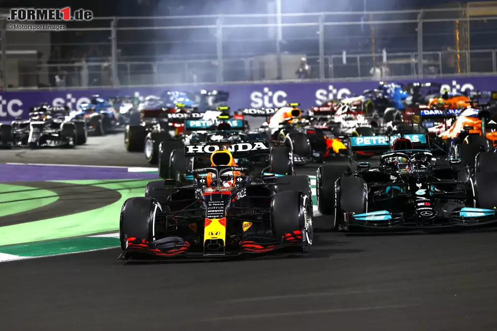 05.12.2021: Grand Prix von Saudi-Arabien in Dschidda. Noch eine Strecke im arabischen Raum, die vierte nach Abu Dhabi, Bahrain und Katar. Im Szeneort Dschidda wird dazu eigens eine 6,1 Kilometer lange Strecke mit 27 Kurven gebaut, direkt am Meer. Doch das ist womöglich nur der Auftakt der Formel 1 in Saudi-Arabien: In Zukunft könnte ein weiterer Grand Prix in Qiddiya im Landesinneren stattfinden. Foto zur News: 05.12.2021: Grand Prix von Saudi-Arabien in Dschidda. Noch eine Strecke im arabischen Raum, die vierte nach Abu Dhabi, Bahrain und Katar. Im Szeneort Dschidda wird dazu eigens eine 6,1 Kilometer lange Strecke mit 27 Kurven gebaut, direkt am Meer. Doch das ist womöglich nur der Auftakt der Formel 1 in Saudi-Arabien: In Zukunft könnte ein weiterer Grand Prix in Qiddiya im Landesinneren stattfinden.