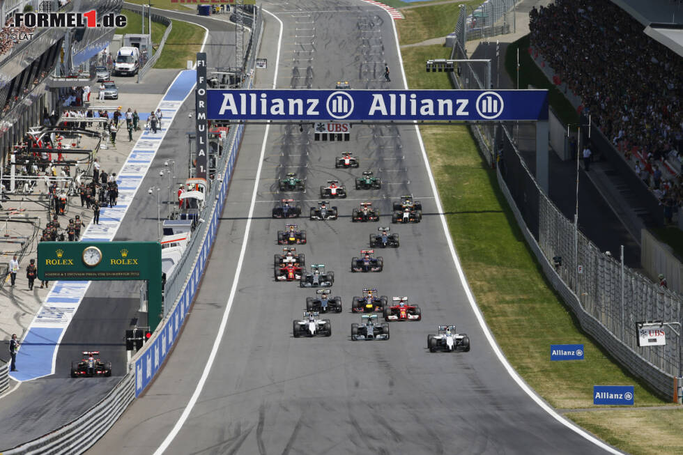 Foto zur News: Massa gewinnt den Start, aber dahinter geht Nico Rosberg an Bottas vorbei - und hat nach der ersten Runde schon seinen Mercedes-Teamkollegen im Rückspiegel: Lewis Hamilton schlängelt sich auf den ersten Metern durch vier Gegner, überholt eingangs der letzten Kurve auch noch Fernando Alonso und kommt als Vierter aus der ersten Runde zurück.