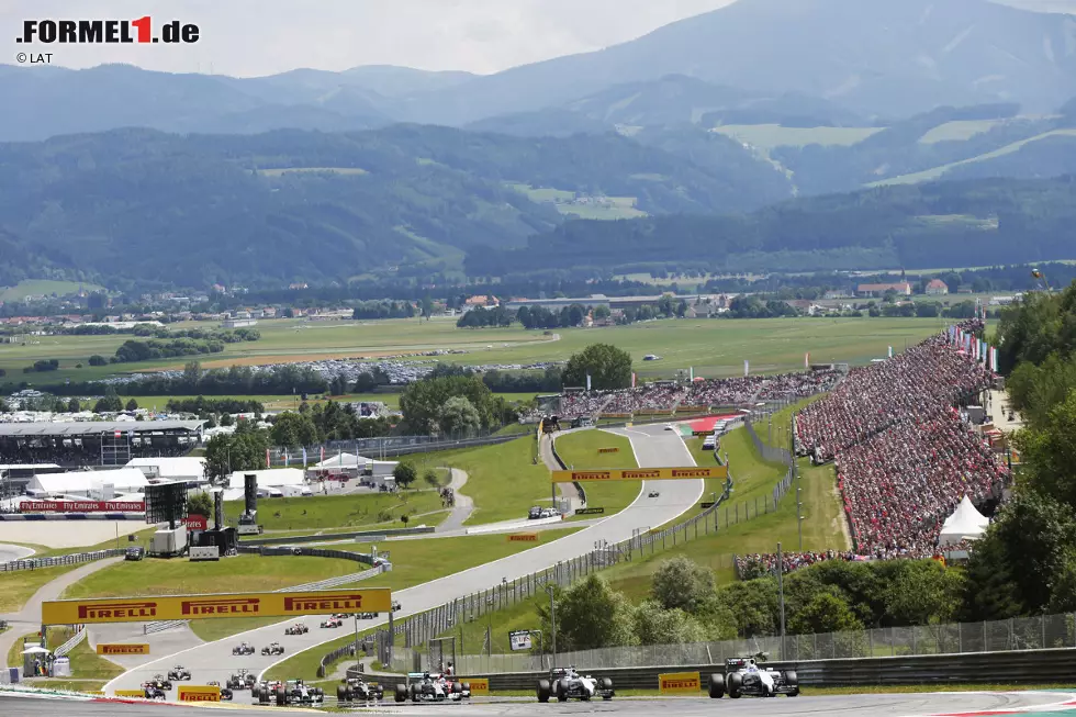 Foto zur News: Rosberg kann seinen zweiten Platz nur kurz halten: Bottas spielt auf dem Weg in die Remus-Kurve den überragenden Topspeed seines Williams-Mercedes aus und stellt die Williams-Doppelführung wieder her.