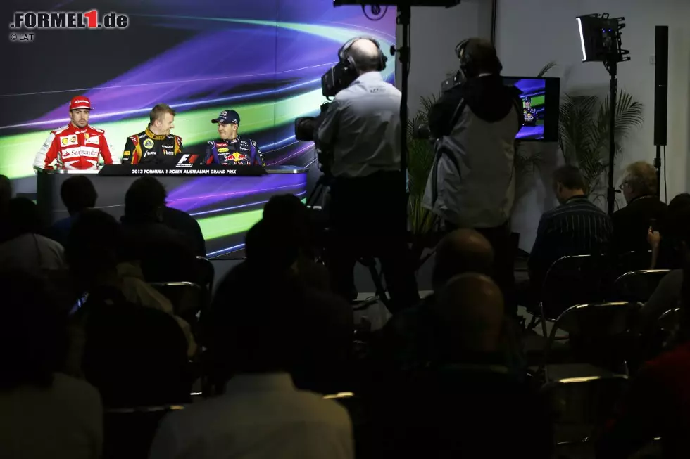 Wenn sich zwei streiten, freut sich der Dritte: Nach dem spannenden Saisonfinale 2012 erwarten viele auch für 2013 das Duell Fernando Alonso gegen Sebastian Vettel. Lachender Dritter beim Auftaktrennen in Melbourne ist jedoch Kimi Räikkönen. Am Ende der Saison hat Vettel aber doch wieder die Nase vorne. Foto zur News: Wenn sich zwei streiten, freut sich der Dritte: Nach dem spannenden Saisonfinale 2012 erwarten viele auch für 2013 das Duell Fernando Alonso gegen Sebastian Vettel. Lachender Dritter beim Auftaktrennen in Melbourne ist jedoch Kimi Räikkönen. Am Ende der Saison hat Vettel aber doch wieder die Nase vorne.