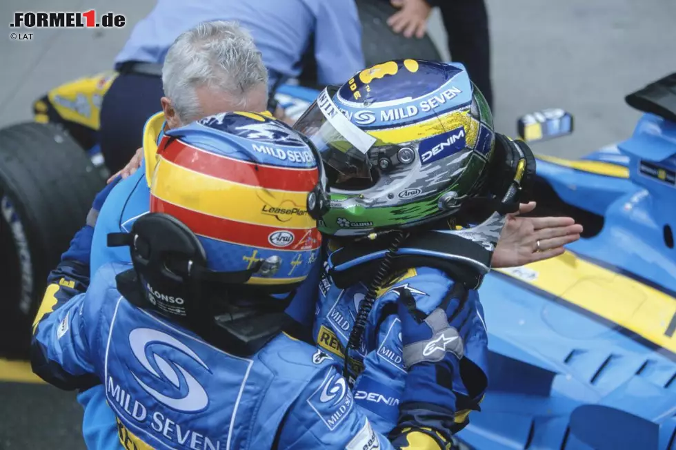 2005 beginnt mit dem Sieg von Giancarlo Fisichella in Melbourne eine neue Zeitrechnung in der Formel 1. Zusammen mit seinem Teamkollegen Fernando Alonso, der sich am Ende der Saison zum Weltmeister krönt, und Teamchef Flavio Briatore setzt das Renault-Team ein Zeichen. Foto zur News: 2005 beginnt mit dem Sieg von Giancarlo Fisichella in Melbourne eine neue Zeitrechnung in der Formel 1. Zusammen mit seinem Teamkollegen Fernando Alonso, der sich am Ende der Saison zum Weltmeister krönt, und Teamchef Flavio Briatore setzt das Renault-Team ein Zeichen.