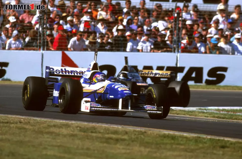 Der erste Australien-Grand-Prix in Melbourne 1996 ist geprägt von der Williams-Dominanz. Gleich bei seinem Formel-1-Debüt führt Jacques Villeneuve rundenlang vor seinem Teamkollegen Damon Hill. Ein Öl-Leck bei Villeneuve sorgt für schlechte Sicht bei Hill, ermöglicht diesem aber auch das Überholen. Am Ende gewinnt der Brite vor dem Kanadier. Foto zur News: Der erste Australien-Grand-Prix in Melbourne 1996 ist geprägt von der Williams-Dominanz. Gleich bei seinem Formel-1-Debüt führt Jacques Villeneuve rundenlang vor seinem Teamkollegen Damon Hill. Ein Öl-Leck bei Villeneuve sorgt für schlechte Sicht bei Hill, ermöglicht diesem aber auch das Überholen. Am Ende gewinnt der Brite vor dem Kanadier.