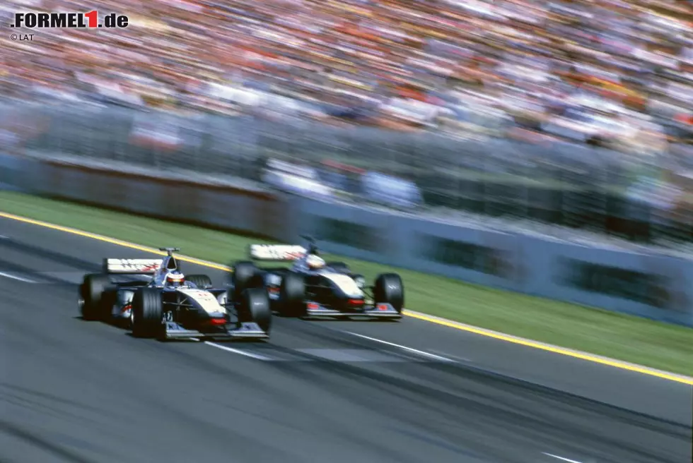 Auch 1998 ist McLaren der strahlende Sieger. Mit der Hilfe seines Teamkollegen David Coulthard gewinnt Mika Häkkinen sein zweites Formel-1-Rennen. Wegen eines Missverständnisses mit dem Team biegt der Finne in Führung liegend kurz vor Ende noch einmal an die Box ab. Coulthard übernimmt Platz eins, wird aber per Funk zurückgepfiffen. Foto zur News: Auch 1998 ist McLaren der strahlende Sieger. Mit der Hilfe seines Teamkollegen David Coulthard gewinnt Mika Häkkinen sein zweites Formel-1-Rennen. Wegen eines Missverständnisses mit dem Team biegt der Finne in Führung liegend kurz vor Ende noch einmal an die Box ab. Coulthard übernimmt Platz eins, wird aber per Funk zurückgepfiffen.