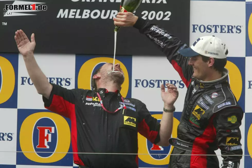 2002 feiern die australischen Fans ihren Landsmann Mark Webber (und Teamchhef Paul Stoddart, ebenfalls ein Australier), nachdem dieser im unterlegenen Minardi den fünften Platz erreicht hat. Ein Startcrash, bei dem acht Autos ausscheiden, ermöglicht Webber diesen Erfolg bei seinem Debüt in der Königsklasse. Foto zur News: 2002 feiern die australischen Fans ihren Landsmann Mark Webber (und Teamchhef Paul Stoddart, ebenfalls ein Australier), nachdem dieser im unterlegenen Minardi den fünften Platz erreicht hat. Ein Startcrash, bei dem acht Autos ausscheiden, ermöglicht Webber diesen Erfolg bei seinem Debüt in der Königsklasse.