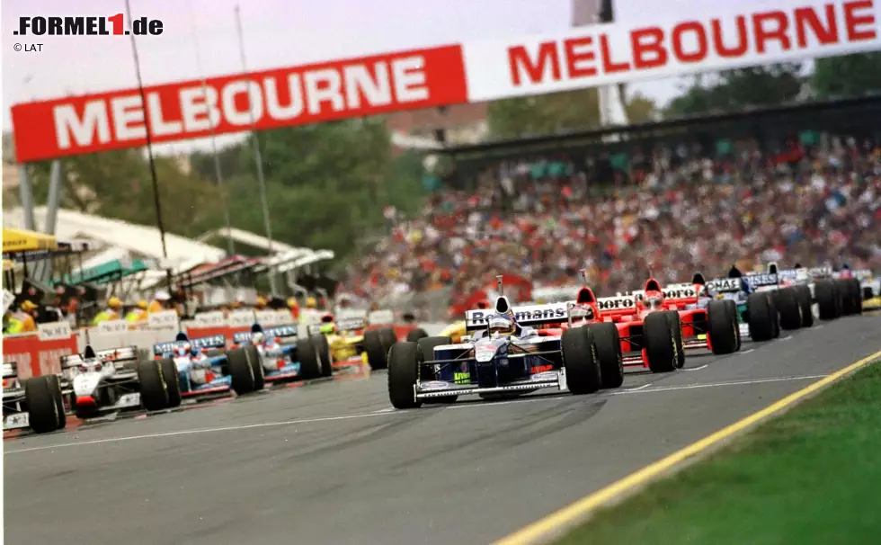 Was zu Beginn des Rennwochenendes 1997 aussieht wie ein sicherer Williams-Erfolg, wird zur silbernen Sternstunde. David Coulthard im neu lackierten McLaren gewinnt das Rennen überraschend, nachdem Jacques Villeneuve im Qualifying noch über zwei Sekunden schneller war als die Konkurrenz. Doch das Rennen geht für den Kanadier nur wenige Meter: Er scheidet nach Kollision mit Eddie Irvine aus. Foto zur News: Was zu Beginn des Rennwochenendes 1997 aussieht wie ein sicherer Williams-Erfolg, wird zur silbernen Sternstunde. David Coulthard im neu lackierten McLaren gewinnt das Rennen überraschend, nachdem Jacques Villeneuve im Qualifying noch über zwei Sekunden schneller war als die Konkurrenz. Doch das Rennen geht für den Kanadier nur wenige Meter: Er scheidet nach Kollision mit Eddie Irvine aus.