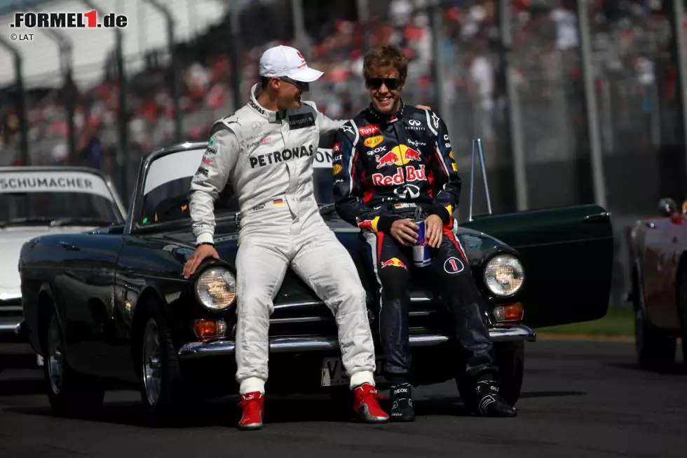 Das letzte Mal sind der Alt- und Jungmeister gemeinsam in Melbourne am Start: 2012 beendet Michael Schumacher seinen letzten Australien-Grand-Prix vorzeitig in der zehnten Runde mit Getriebeschaden. Den Staffelstab hatte er da schon längst an Sebastian Vettel übergeben. Trotzdem ist Schumacher mit vier Siegen bis heute der erfolgreichste Fahrer auf australischem Boden. Foto zur News: Das letzte Mal sind der Alt- und Jungmeister gemeinsam in Melbourne am Start: 2012 beendet Michael Schumacher seinen letzten Australien-Grand-Prix vorzeitig in der zehnten Runde mit Getriebeschaden. Den Staffelstab hatte er da schon längst an Sebastian Vettel übergeben. Trotzdem ist Schumacher mit vier Siegen bis heute der erfolgreichste Fahrer auf australischem Boden.