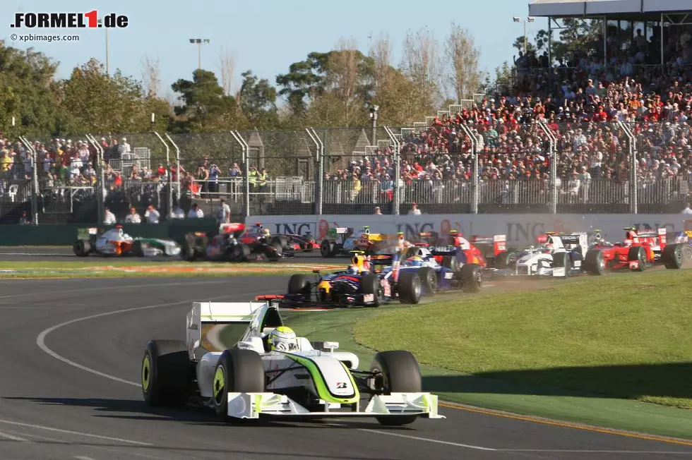 Jenson Button zeigt, wo es 2009 lang geht. Im überlegenen Brawn gewinnt er gleich das Auftaktrennen, wie auch fünf der nächsten sechs Grands Prix. Sebastian Vettel sieht in seinem ersten Formel-1-Rennen für Red Bull nach einer Kollision mit Robert Kubica die Zielflagge nicht. Foto zur News: Jenson Button zeigt, wo es 2009 lang geht. Im überlegenen Brawn gewinnt er gleich das Auftaktrennen, wie auch fünf der nächsten sechs Grands Prix. Sebastian Vettel sieht in seinem ersten Formel-1-Rennen für Red Bull nach einer Kollision mit Robert Kubica die Zielflagge nicht.