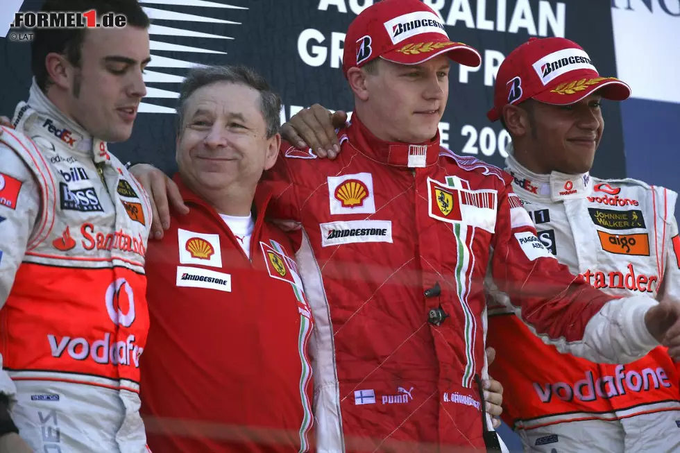 Im Jahr eins nach Michael Schumacher werden die Karten neu gemischt. 2007 in Melbourne gewinnt Kimi Räikkönen gleich sein erstes Rennen für Ferrari. Das neue McLaren-Fahrerduo Fernando Alonso und Lewis Hamilton komplettiert das Podium. Diese Drei werden am Ende der Saison auch den Titel unter sich ausmachen. Foto zur News: Im Jahr eins nach Michael Schumacher werden die Karten neu gemischt. 2007 in Melbourne gewinnt Kimi Räikkönen gleich sein erstes Rennen für Ferrari. Das neue McLaren-Fahrerduo Fernando Alonso und Lewis Hamilton komplettiert das Podium. Diese Drei werden am Ende der Saison auch den Titel unter sich ausmachen.