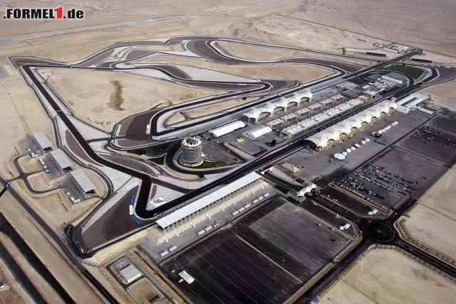 Wir schreiben das Jahr 2004, als die Formel 1 in eine völlig neue Welt eintaucht: Erstmals findet ein Grand Prix in der arabischen Welt statt. Das Besondere an der von Hermann Tilke gebauten Strecke: Sie wurde direkt in die Wüste gepflanzt. Das bedeutet für die Teams eine zusätzliche Herausforderung. Denn neben der meist großen Hitze wird häufig Sand auf die Strecke geweht, der dann im Auto für Probleme sorgen kann. Foto zur News: Wir schreiben das Jahr 2004, als die Formel 1 in eine völlig neue Welt eintaucht: Erstmals findet ein Grand Prix in der arabischen Welt statt. Das Besondere an der von Hermann Tilke gebauten Strecke: Sie wurde direkt in die Wüste gepflanzt. Das bedeutet für die Teams eine zusätzliche Herausforderung. Denn neben der meist großen Hitze wird häufig Sand auf die Strecke geweht, der dann im Auto für Probleme sorgen kann.