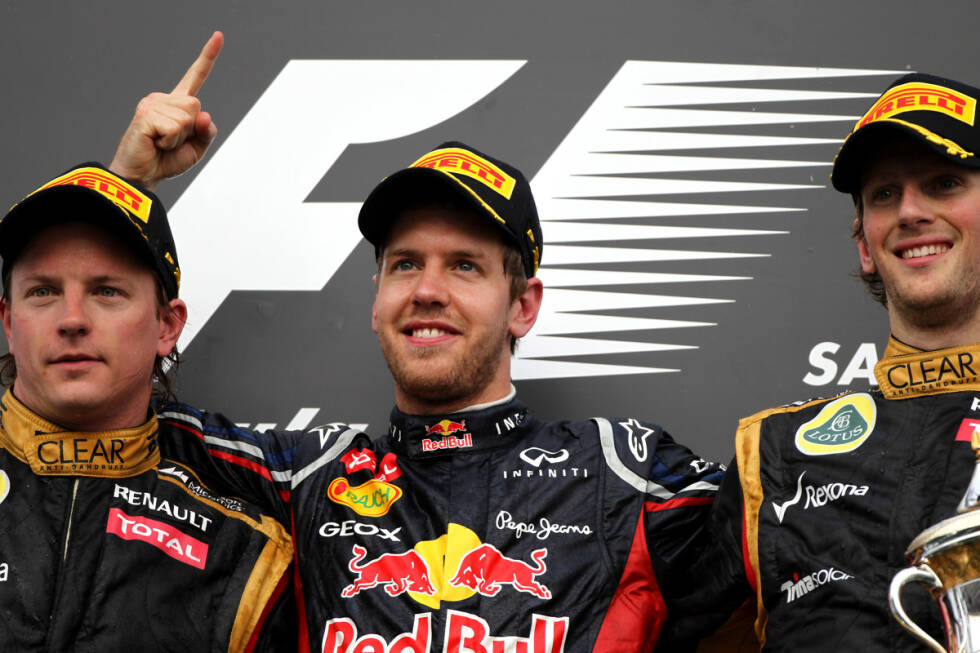 Foto zur News: Ach ja, gefahren wird auch noch: 2012 und 2013 präsentiert sich dasselbe Podium in Bahrain: Sebastian Vettel als Sieger vor Kimi Räikkönen und Romain Grosjean. Vettels Siege sind zu diesem Zeitpunkt aber noch nicht so überzeugend wie im späteren Verlauf der jeweiligen Saisons.