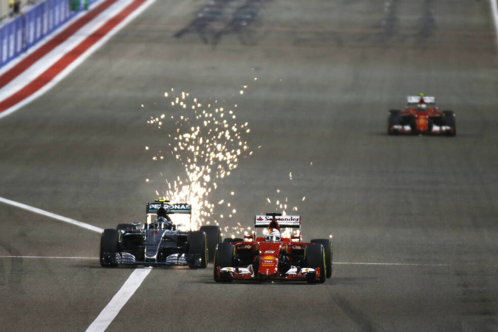 Foto zur News: Auch 2015 heißt der Sieger Lewis Hamilton. Mercedes-Teamkollege Nico Rosberg und Ferrari-Pilot Sebastian Vettel sorgen im Kampf um Rang zwei dahinter für spektakuläre Bilder. Der lachende Dritte - beziehungsweise Zweite - heißt am Ende allerdings Kimi Räikkönen, der mit Platz zwei sein bestes Ergebnis der gesamten Saison einfährt.