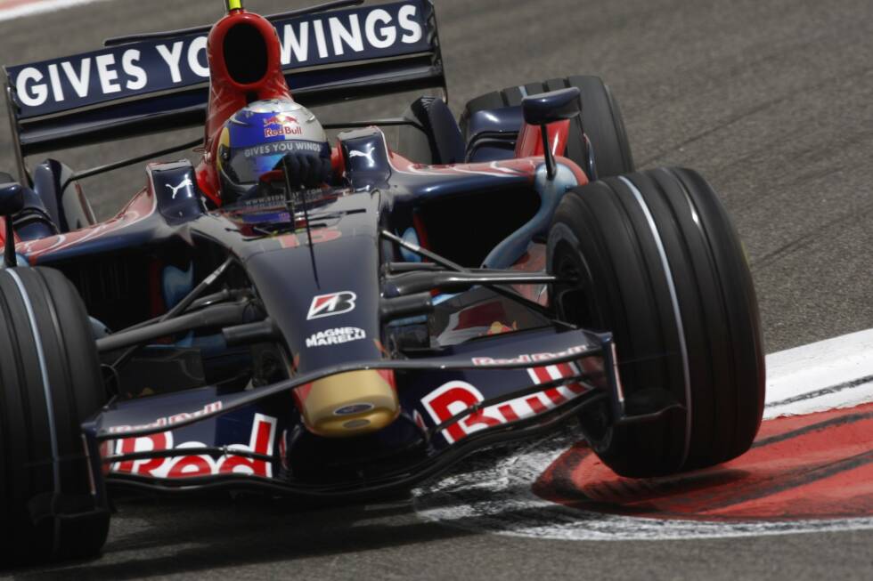 Foto zur News: Das Sinnbild des Pechs ist damals Sebastian Vettel. Zu Saisonbeginn 2008 fällt der Toro-Rosso-Pilot viermal in Folge aus. Bahrain ist eines von drei Rennen, in denen der Heppenheimer nicht einmal die erste Runde übersteht. Nach einer Kollision mit einem Force India raucht sein Bolide gewaltig. Er kann nicht weiterfahren.