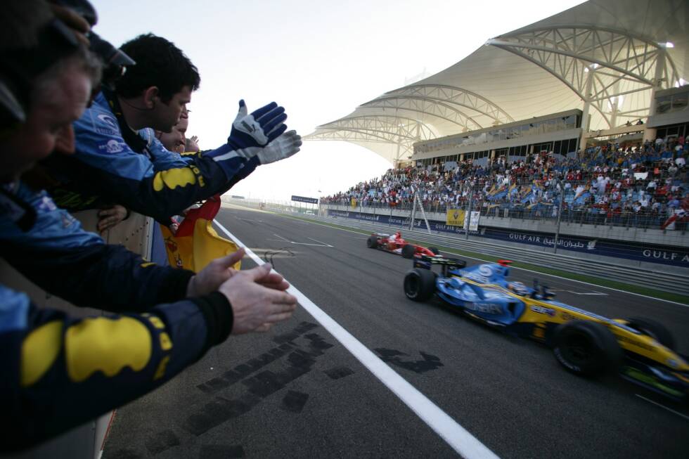Foto zur News: Ein Jahr später feiert Bahrain einmalig Premiere als Auftakt statt Australien. Das Rennen gibt einen Vorgeschmack auf den Saisonverlauf. Nach dem letzten Boxenstopp spitzt sich das Duell zwischen Fernando Alonso und Michael Schumacher zu. Auf dem Weg in Kurve 1 liegen beide Seite an Seite, bevor sich der Spanier schließlich durchsetzt.