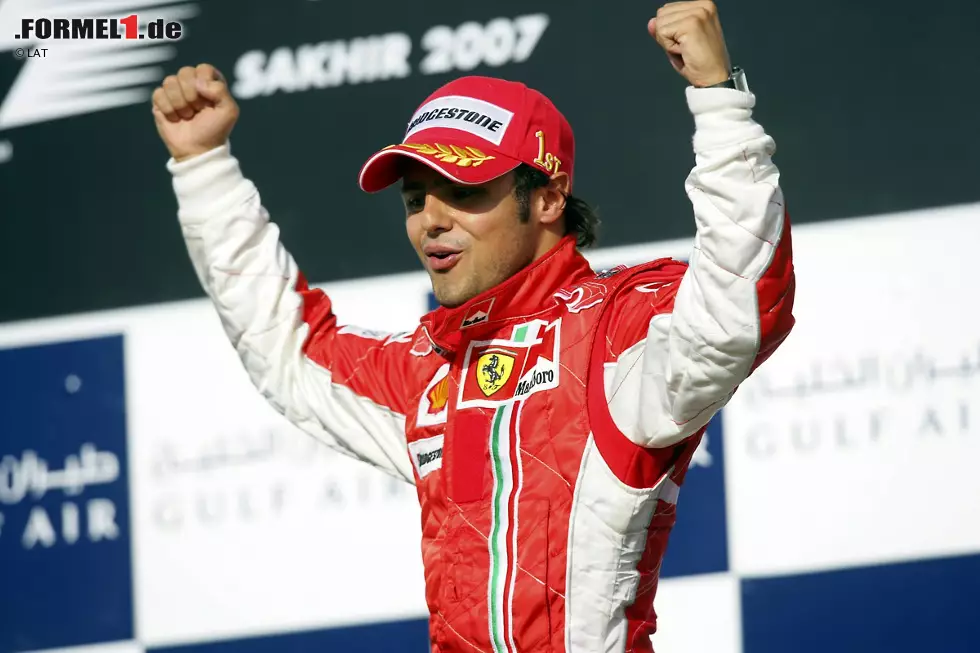 2007 und 2008 wird Bahrain zur großen Felipe-Massa-Show. Der Brasilianer fährt mit seinem Ferrari zweimal in Folge als Sieger über die Ziellinie und beweist, dass er aus dem großen Schatten des mittlerweile zurückgetretenen Michael Schumacher treten kann. Einmal lässt Massa dabei Lewis Hamilton im Rückspiegel verzweifeln, einmal hält ihm Kollege Kimi Räikkönen den Rücken frei. Foto zur News: 2007 und 2008 wird Bahrain zur großen Felipe-Massa-Show. Der Brasilianer fährt mit seinem Ferrari zweimal in Folge als Sieger über die Ziellinie und beweist, dass er aus dem großen Schatten des mittlerweile zurückgetretenen Michael Schumacher treten kann. Einmal lässt Massa dabei Lewis Hamilton im Rückspiegel verzweifeln, einmal hält ihm Kollege Kimi Räikkönen den Rücken frei.