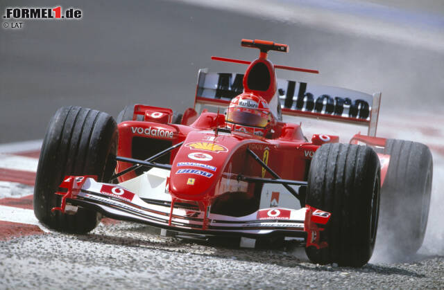 Auch den Piloten macht der Sand auf dem Bahrain International Circuit rund 30 Kilometer vor den Toren der Stadt Manama regelmäßig zu schaffen. Besonders zu Beginn des Wochenendes ist die Strecke meist "grün" und rutschig, wie auch Michael Schumacher gleich im ersten Training feststellen muss. Auch den Piloten macht der Sand auf dem Bahrain International Circuit rund 30 Kilometer vor den Toren der Stadt Manama regelmäßig zu schaffen. Besonders zu Beginn des Wochenendes ist die Strecke meist "grün" und rutschig, wie auch Michael Schumacher gleich im ersten Training feststellen muss.