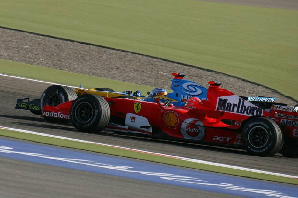 Foto zur News: Ein Jahr später feiert Bahrain seine Premiere als Saisonauftakt, weil man die Rolle vorrübergehend von Melbourne übernommen hat. Das Rennen in der Wüste gibt schon einen Vorgeschmack auf den weiteren Saisonverlauf. Nach dem letzten Boxenstopp spitzt sich das Duell zwischen Fernando Alonso und Michael Schumacher zu. Auf dem Weg in Kurve eins liegen beide Seite an Seite, bevor sich der Spanier schließlich durchsetzen kann.