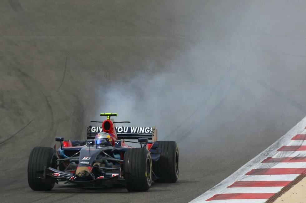 Foto zur News: Das Sinnbild des Pechs ist damals auf jeden Fall Sebastian Vettel. Zu Saisonbeginn 2008 fällt der Toro-Rosso-Pilot gleich viermal in Folge aus. Bahrain ist dabei eines von drei Rennen, in denen der Heppenheimer nicht einmal die erste Runde übersteht. Nach einer Kollision mit einem Force India raucht sein Bolide gewaltig und kann nicht mehr weiterfahren.