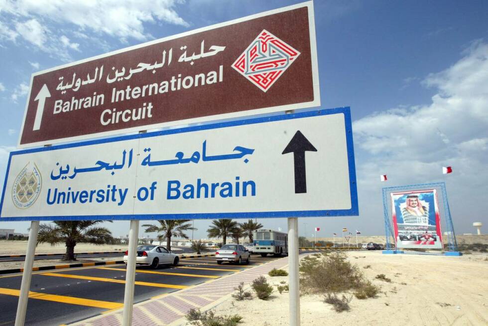 Foto zur News: Doch Bahrain zeigt auch sein unrühmliches Gesicht: Eigentlich sollte auch ein Jahr später der Saisonauftakt auf der Wüsteninsel über die Bühne gehen, doch die politische Situation im Land sorgt dafür, dass das Rennen abgesagt werden muss: Der Formel 1 ist es einfach zu gefährlich, um sich auf den Weg nach Manama zu machen - die Strecke bleibt leer.