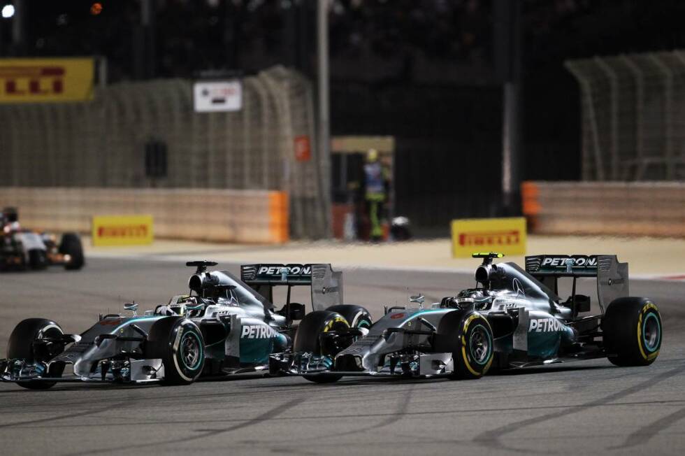 Foto zur News: 2014 erlebt die Wüste von Bahrain bei der Flutlicht-Premiere eine epische Schlacht der beiden Silberpfeil-Piloten. In einem beinharten Zweikampf ringt Lewis Hamilton seinen Teamkollegen Nico Rosberg nieder. Dritter wird in einem spannenden Grand Prix überraschend Sergio Perez im Force India.