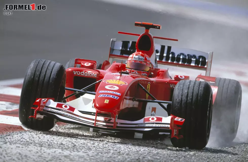 Foto zur News: Auch den Piloten macht der Sand auf dem Bahrain International Circuit rund 30 Kilometer vor den Toren der Stadt Manama regelmäßig zu schaffen. Besonders zu Beginn des Wochenendes ist die Strecke meist &quot;grün&quot; und rutschig, wie auch Michael Schumacher gleich im ersten Training feststellen muss.