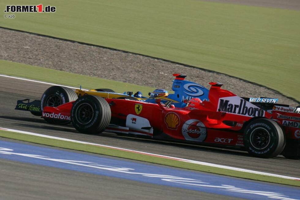 Foto zur News: Ein Jahr später feiert Bahrain seine Premiere als Saisonauftakt, weil man die Rolle vorrübergehend von Melbourne übernommen hat. Das Rennen in der Wüste gibt schon einen Vorgeschmack auf den weiteren Saisonverlauf. Nach dem letzten Boxenstopp spitzt sich das Duell zwischen Fernando Alonso und Michael Schumacher zu. Auf dem Weg in Kurve eins liegen beide Seite an Seite, bevor sich der Spanier schließlich durchsetzen kann.