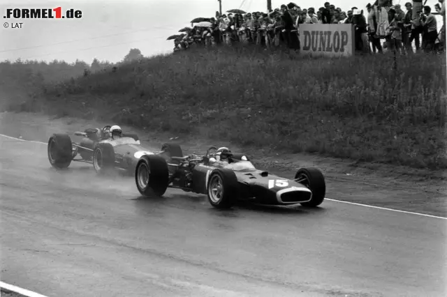 Foto zur News: 1967 findet im Mosport Park in Bowmanville das erste Formel-1-Rennen in Kanada statt - und sorgt gleich für mehrere Highlights. Mit über 2:40 Stunden ist der verregnete Grand Prix das längste Rennen der gesamten Saison. Jackie Stewart, hier in Führung vor Jack Brabham, sieht die Zielflagge am Ende nicht.