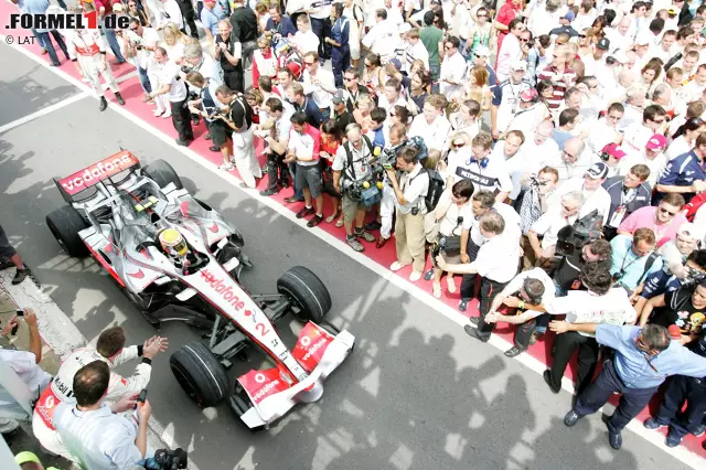 Das erste Mal vergisst man nie: 2007 feiert Lewis Hamilton in Montreal seinen ersten Sieg in der Formel 1. Die Plätze zwei und drei gehen an Nick Heidfeld und Alex Wurz. Die zweite Geschichte des Rennens schreibt allerdings ein anderer Debütant... Foto zur News: Das erste Mal vergisst man nie: 2007 feiert Lewis Hamilton in Montreal seinen ersten Sieg in der Formel 1. Die Plätze zwei und drei gehen an Nick Heidfeld und Alex Wurz. Die zweite Geschichte des Rennens schreibt allerdings ein anderer Debütant...